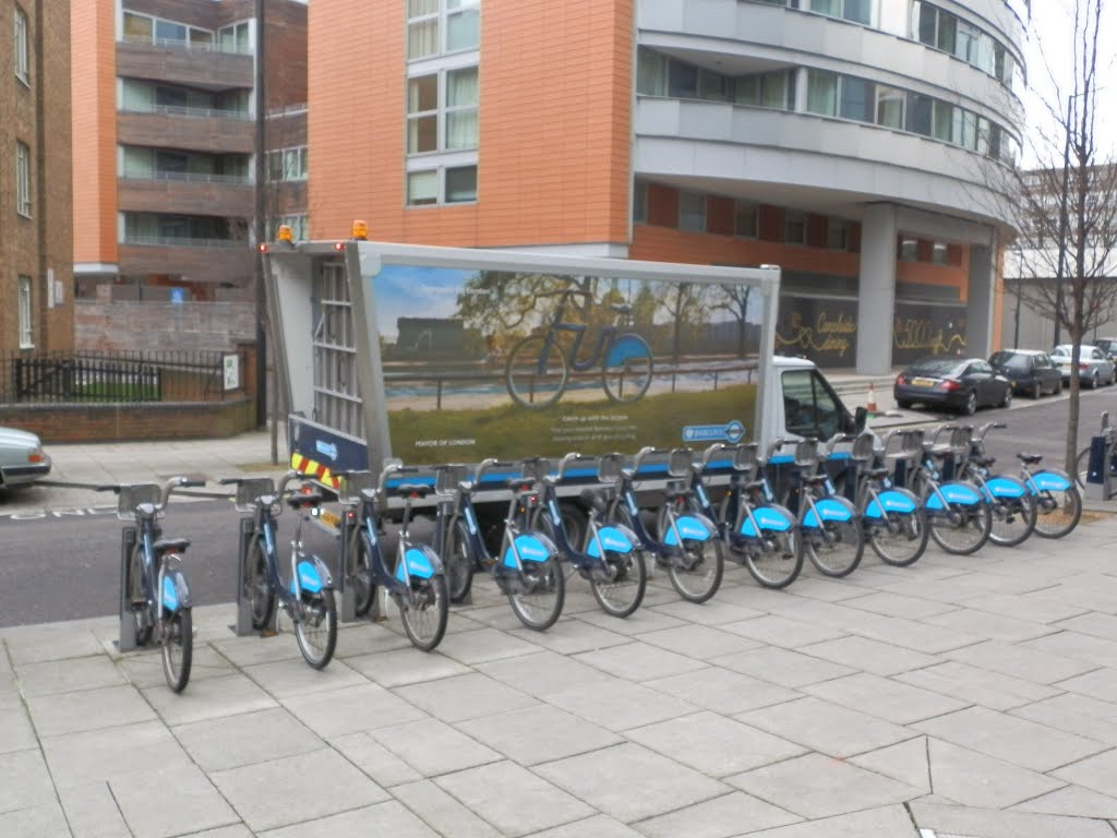 London´s Barclays Cycle Hire. North Wharf Rd by Joaquín Vilas