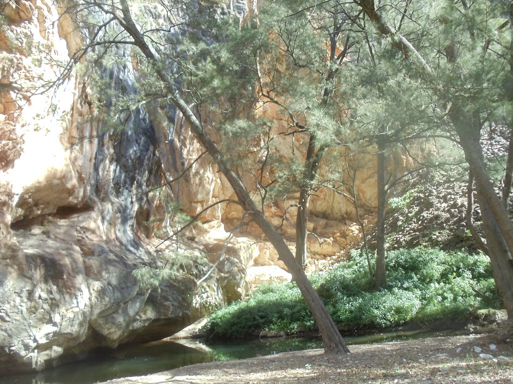 Part of Abercrombie Caves by valhemp60