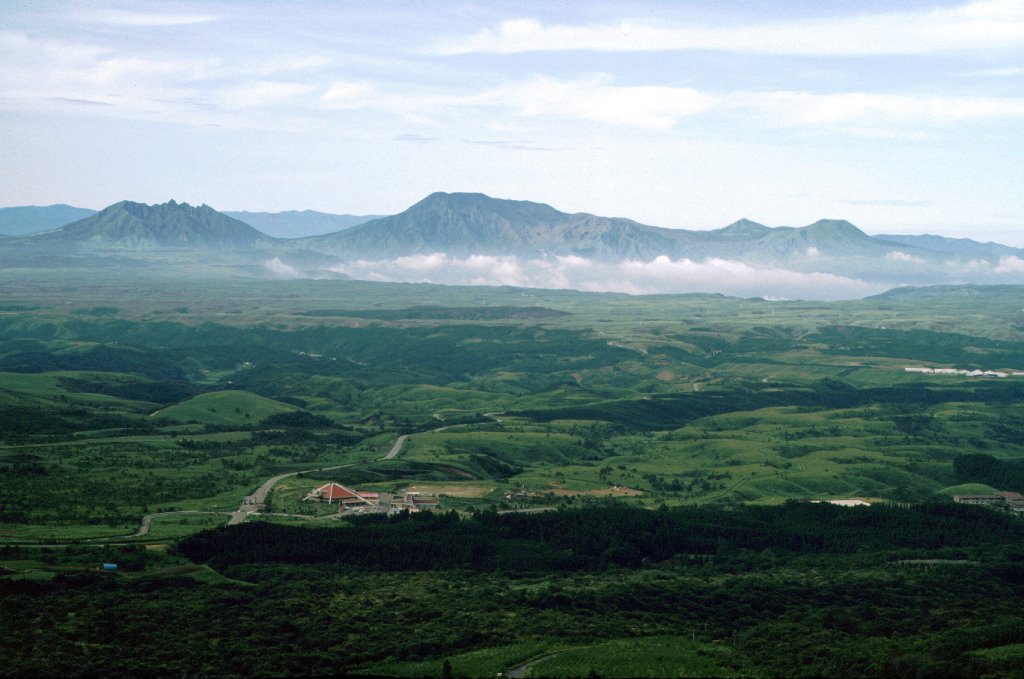 Clouds in the Aso Caldera to the S, Senomoto-kogen from Mt. Kuju 阿蘇方面の展望 by Todd Stradford