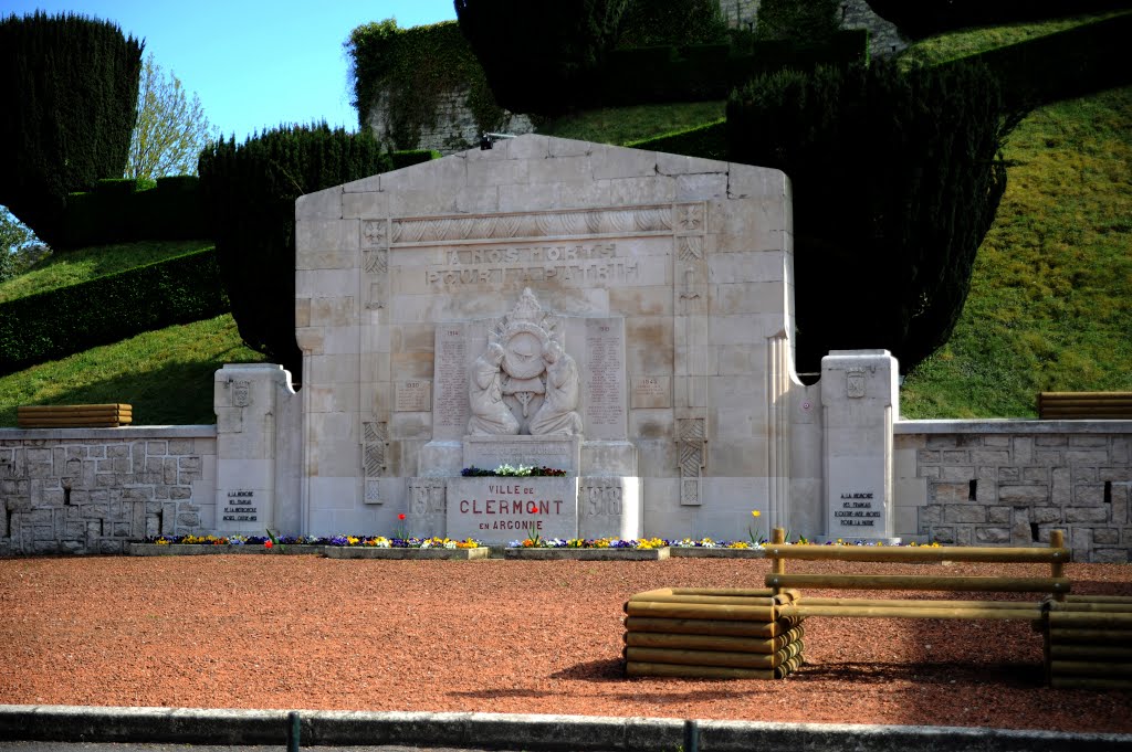 Monument aux morts de Clermont en Argonne by Dominique Salé