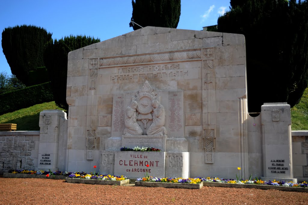 Monument aux morts de Clermont en Argonne by Dominique Salé