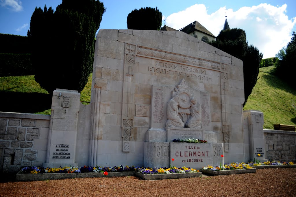 Monument aux morts de Clermont en Argonne by Dominique Salé