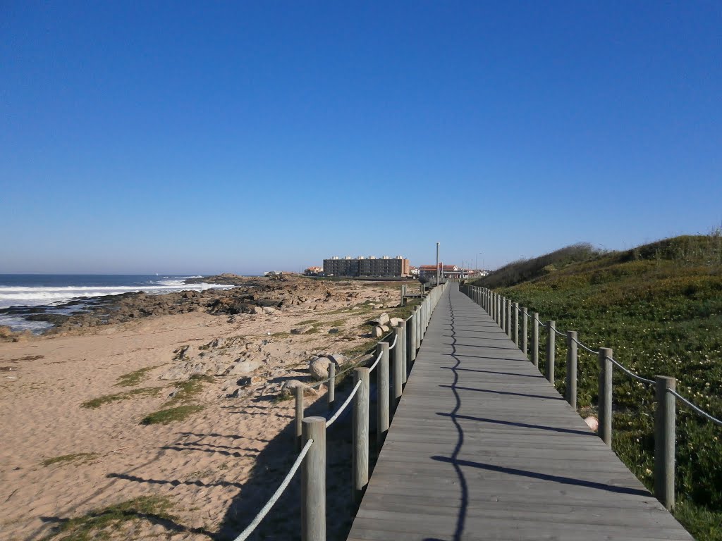 Camino portugués playa rocosa by Embarcadeiro