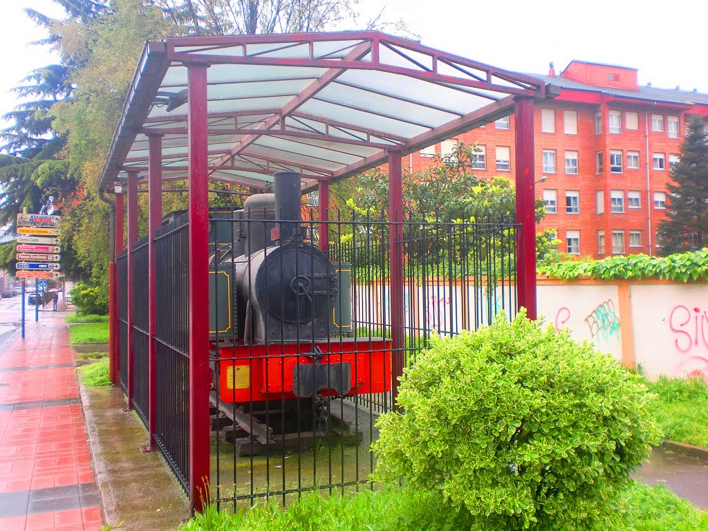 Esta locomotora fue rehabilitada por la Escuela-Taller del INEM Arqueología Industrial III - Bustiello, con la colaboración de la Fundación Comarcas Mineras y del Fondo Social Europeo. Junio de 2000 by Casitaspucela