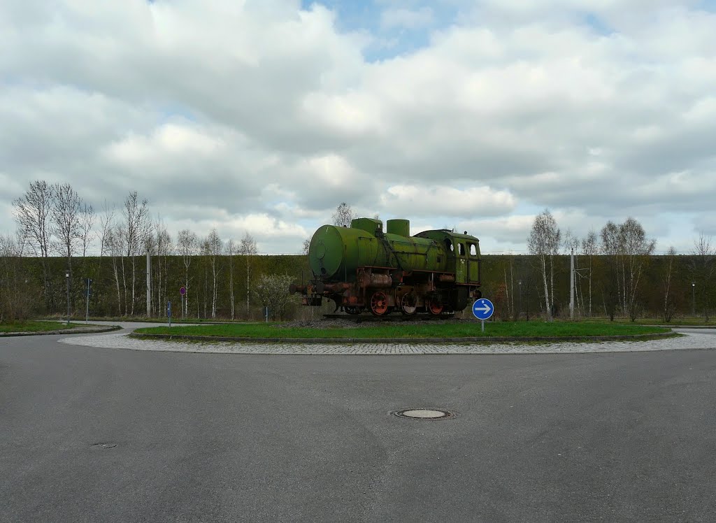 Borna (SN) - Blick auf eine Betriebslok der ehem. Bleichert´sche Braunkohlenwerke in der Mitte des Kreisverkehrs by Thomas Eichler