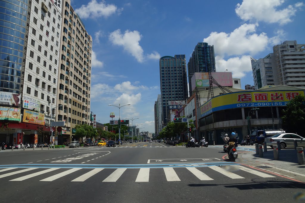 Taiwan 高雄市博愛二路明華路口往北。2013-04-30 by Taiwan泰