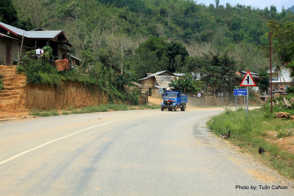 Muang Khua Street by Tuấn Nguyễn