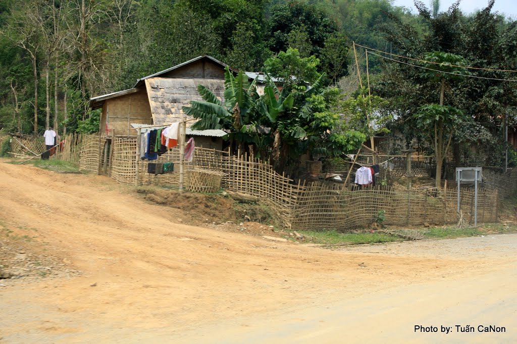 Muang Khua Street by Tuấn Nguyễn