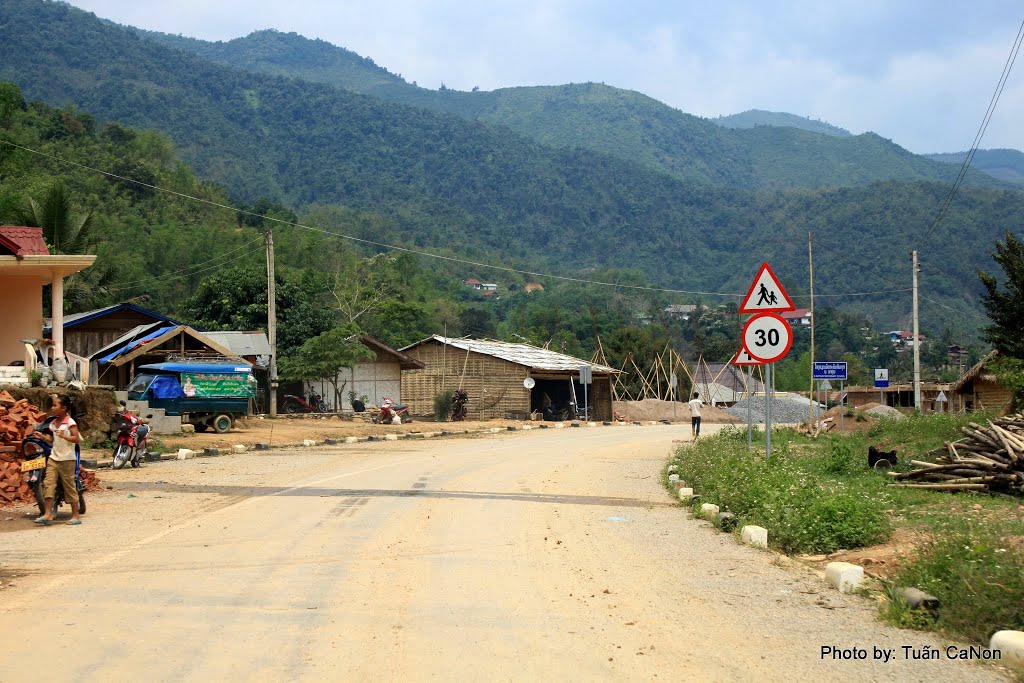 Muang Khua Street by Tuấn Nguyễn