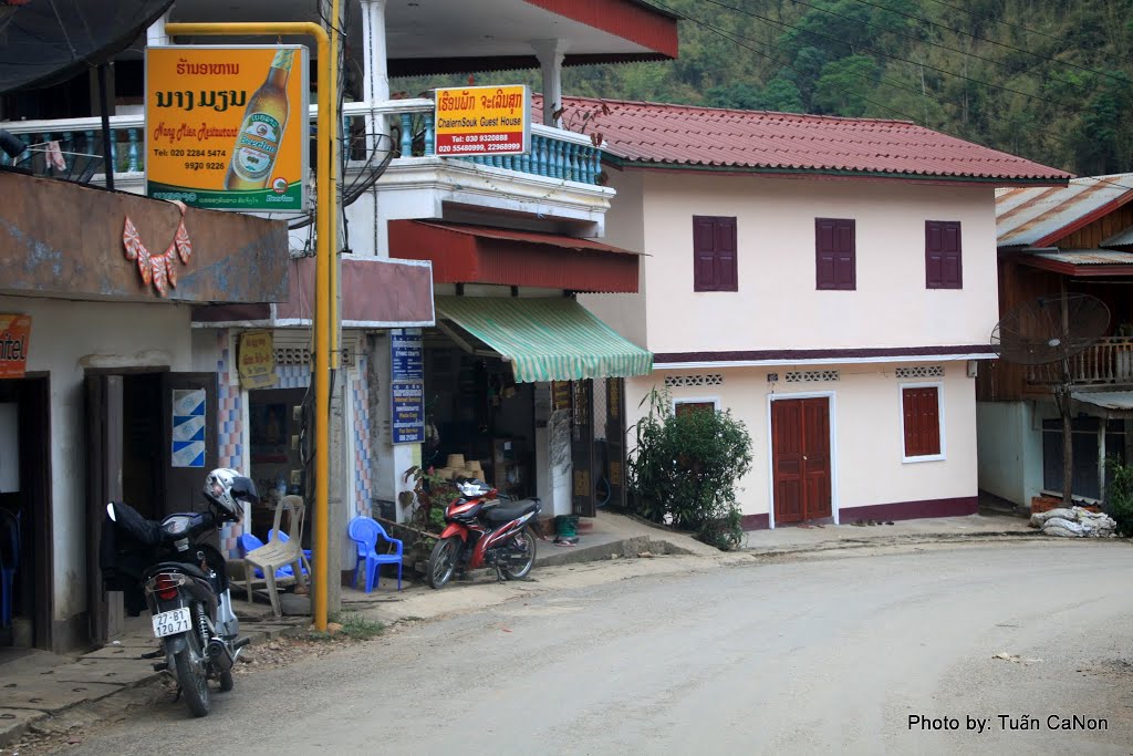 Muang Khua Street by Tuấn Nguyễn