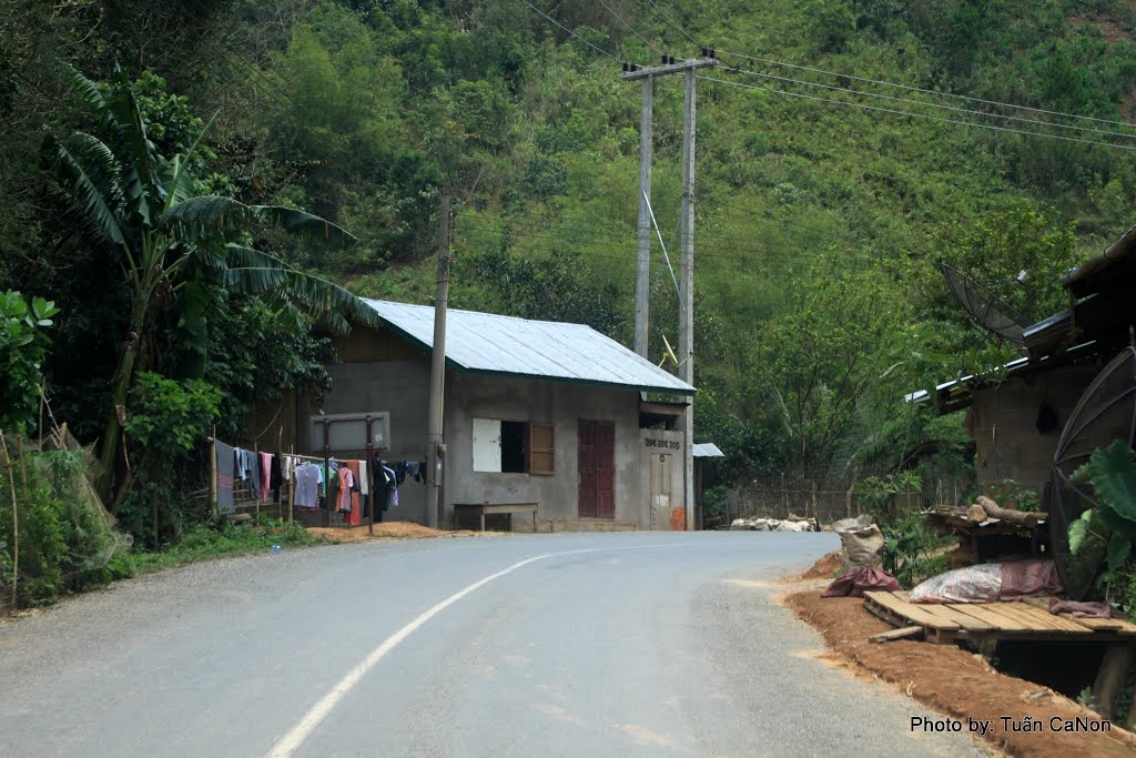 Muang Khua Street by Tuấn Nguyễn