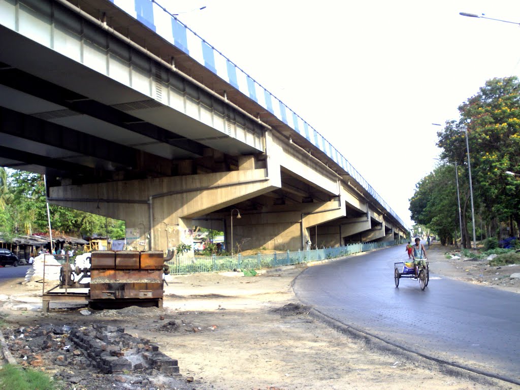 Under the Ultadanga flyover... on a sunday by Arpan Paul