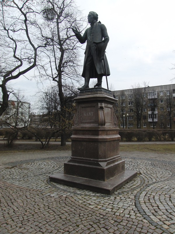 Kant-Denkmal an der Universität in Königsberg/Kaliningrad by Andreas66894