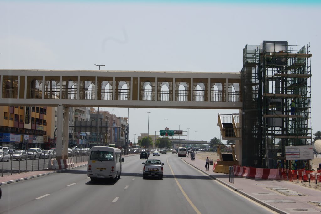 Dubai - pedestrian crossing by Bren Webley