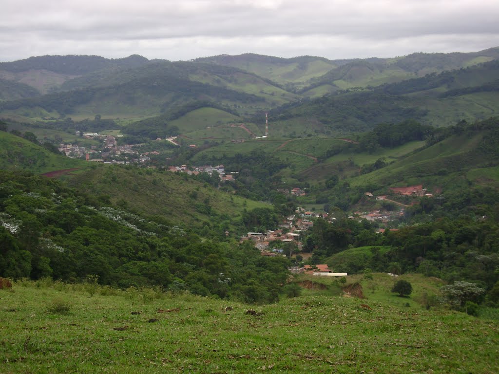 Vista parcial da cidade de Piranga a partir do Morro Vicente by Patricio Carneiro