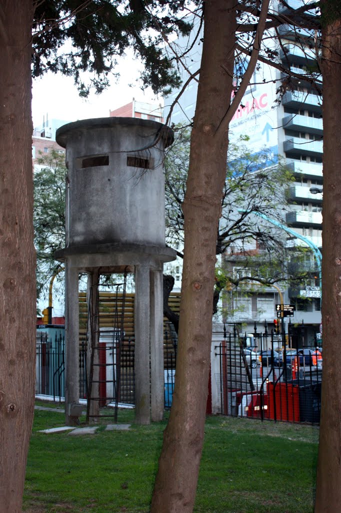 Y apenas más allá, la avenida y la ciudad. Centro Clandestino de Detención, Tortura y Exterminio ESMA, Casino de Oficiales. Espacio para la Memoria, Buenos Aires, Argentina by hector.tierno