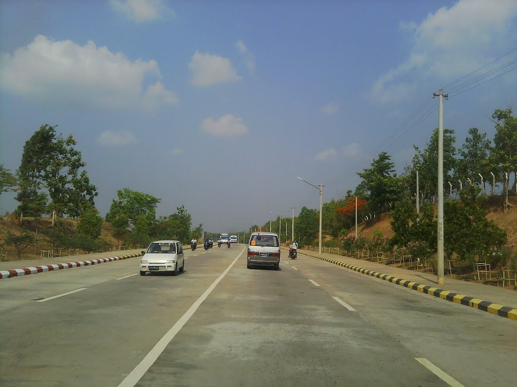 Naypyidaw Road by sarthit medhasith Su…