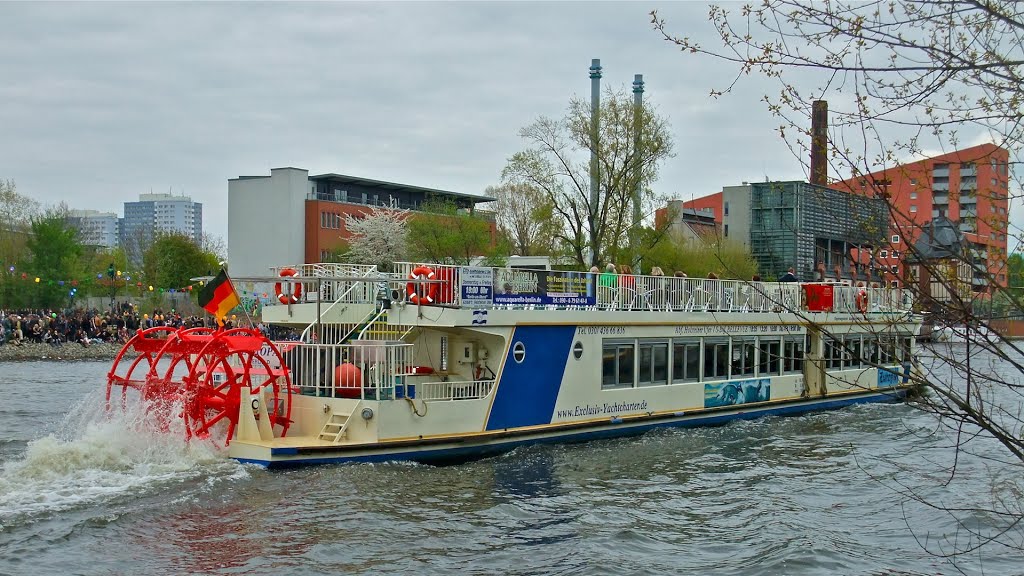 Mississippi-Dampfer auf der Spree by Burgbiber