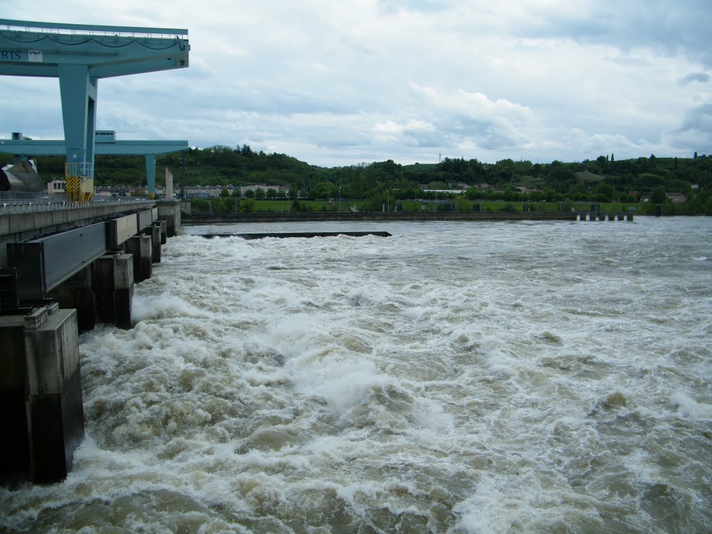 Vaugris-Reventin (38) - Le Rhône en crue au barrage de la centrale hydroélectrique. by Alain38780