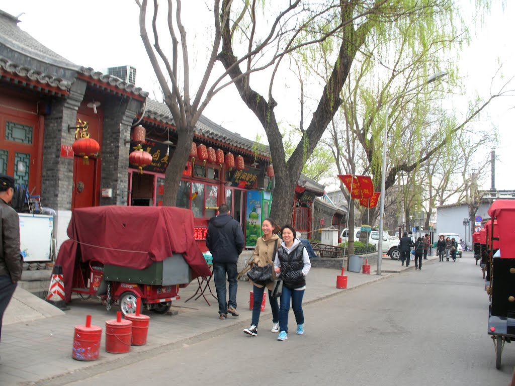 The smiling girls in old Beijing by ppovar