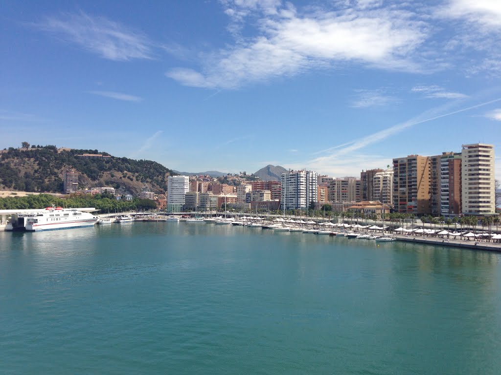 Puerto de Malaga by Tomas Espuche