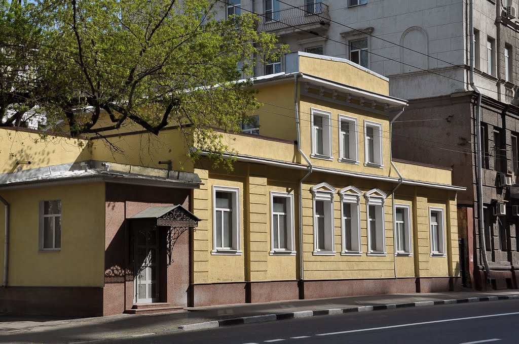 House on Bolshaya Polyanka street by IPAAT