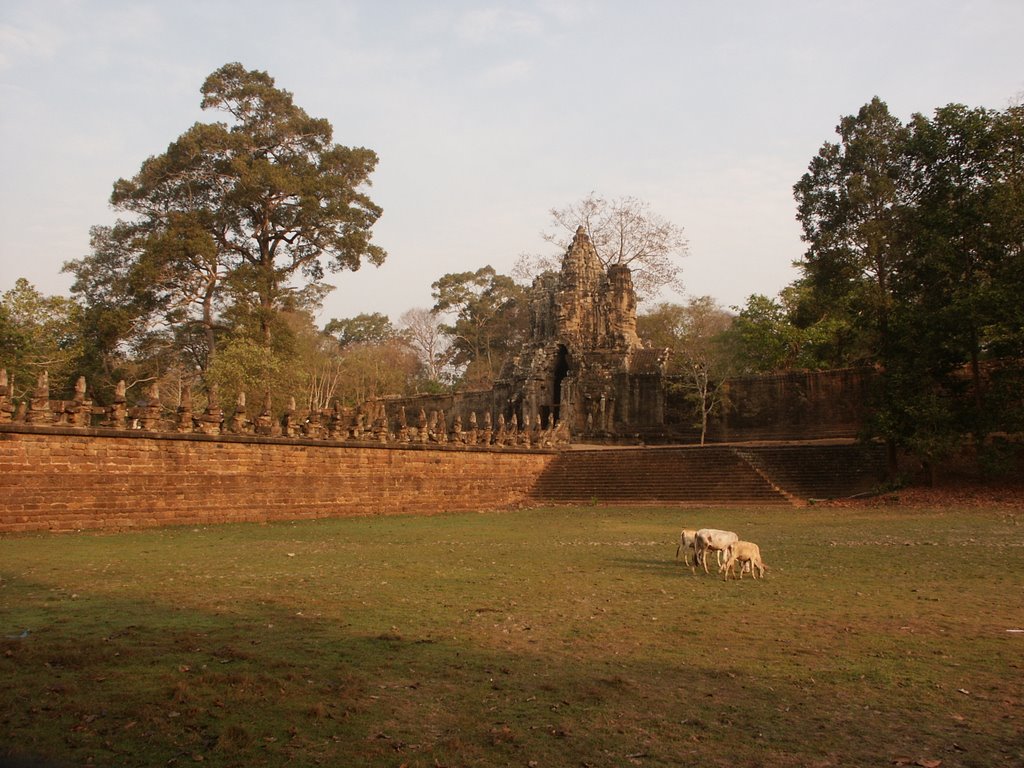 007-Das Südtor von Angkor Thom "Tonle Om" (03.03.2007) Mehr Fotos auf: www.khmer-search.de by Khmer Search