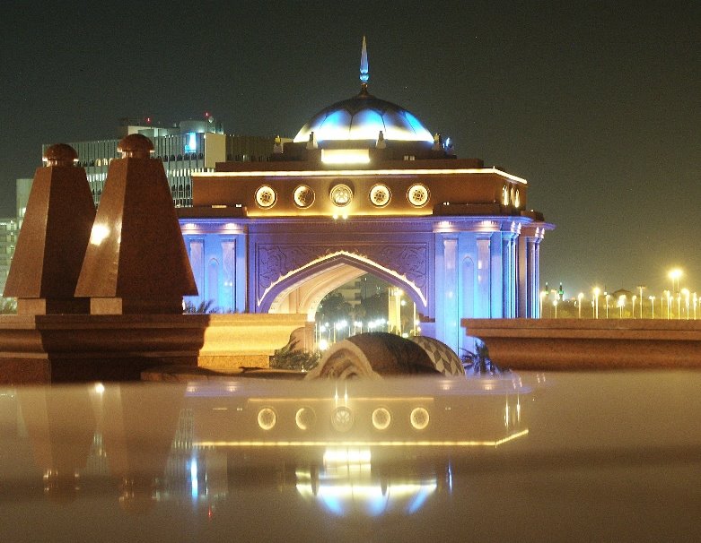 Emirates Palace Hotel, Gate by night, Abū Z̧aby, Abu Dhabi, Vereinigte Arabische Emirate by picsonthemove