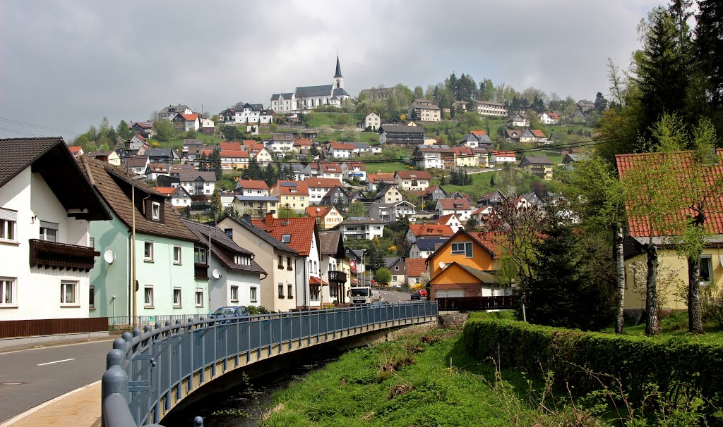 Blik von Süden auf Wilhelmsthal mit seiner Kirche St. Josef by Contessa