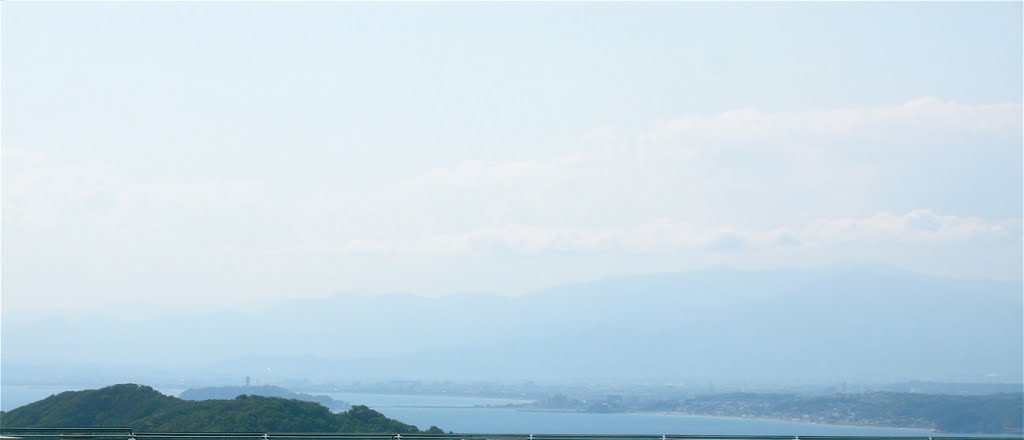 湘南国際村から、江の島を望む (Overlooking Enoshima, Fujisawa city. from Shonan Village) by yossy