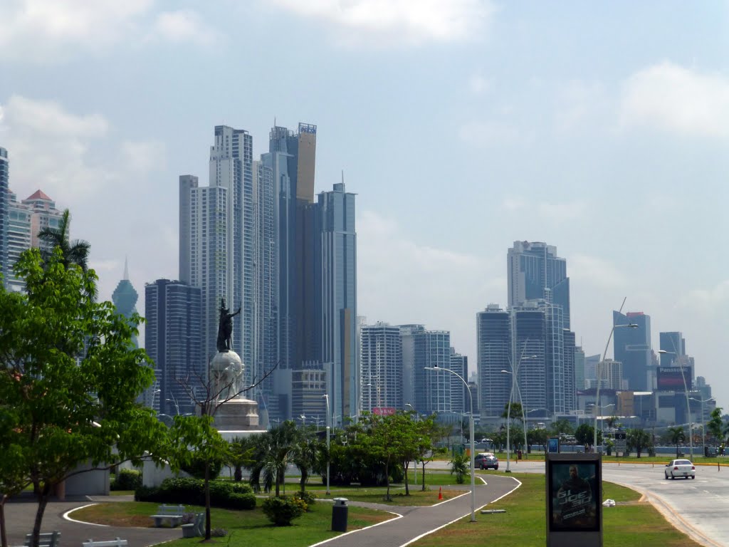 Monumento a Balboa, edificios de Punta Paitilla al fondo by helicongus