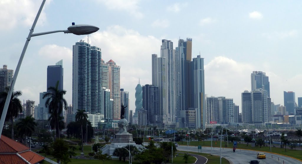 Punta Paitilla desde los alrededores del monumento a Balboa by helicongus