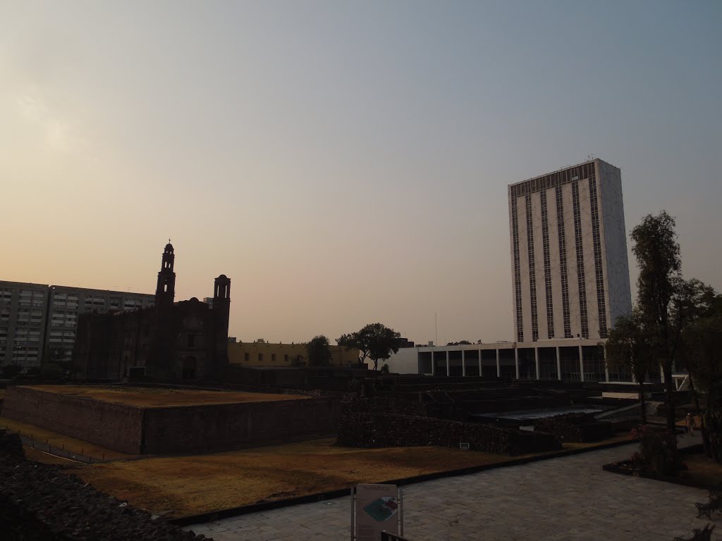 Plaza de las Tres Culturas al amanecer by Arturo Cárdenas L.