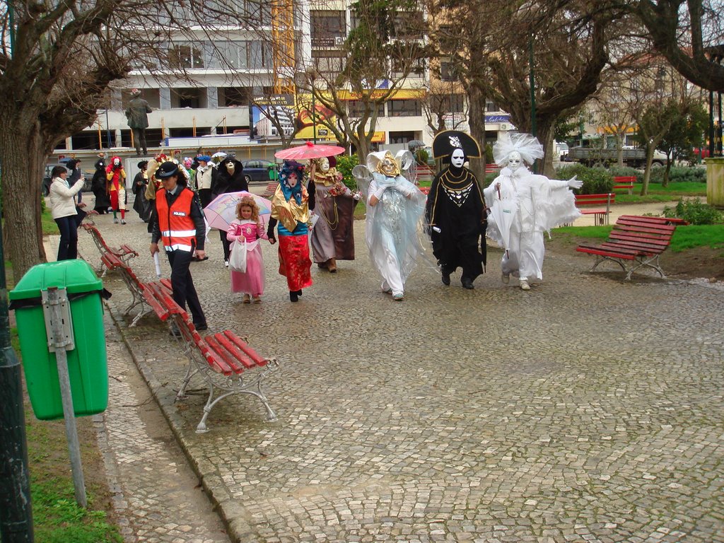 Desfile de máscaras de carnaval a caminho da Câmara by Mariazinha