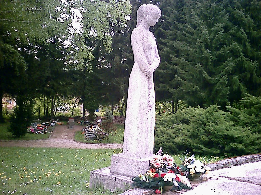 Socha a Urnov Háj na cintoríne v Handlovej / Sculpture and the urn Grove Cemetery in Handlovej by Denis Ondriškovič