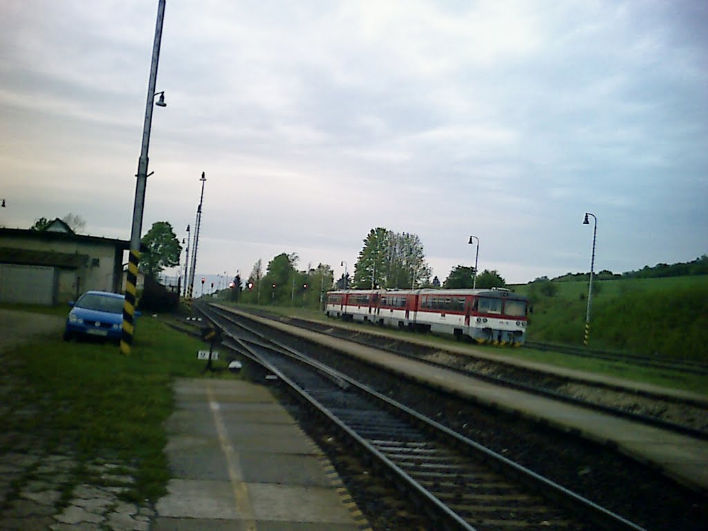 Vlak - Motorka - Bageta na stanici Horná Štubňa / Train - Motorcycle - Baguette station on top Štubňa by Denis Ondriškovič