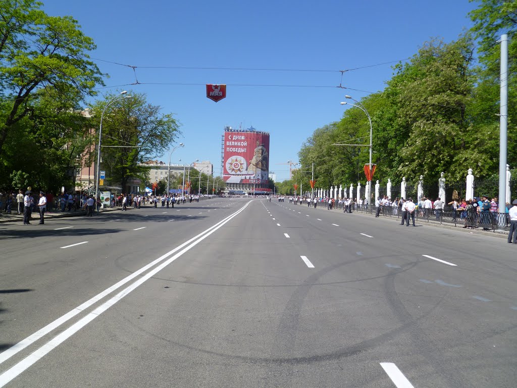 Soviet st. and Teatralnaya sqr. on Victory Day (9 May) by Vardan Elbakyan