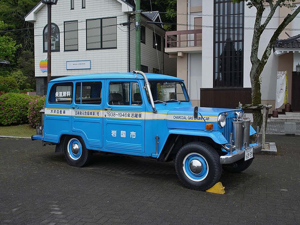 Charcoal gas engine car , 木炭自動車 by z tanuki