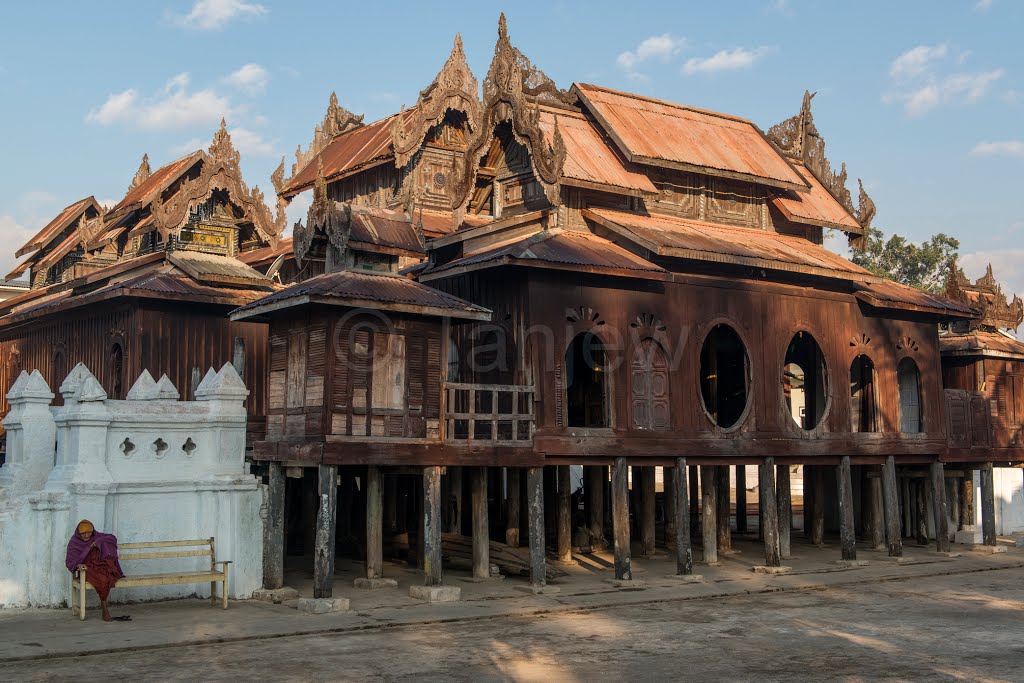 Teak wood monastry Shwe Yan Pyay by Südafrikafoto