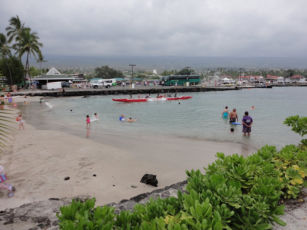 Red Kayak at Kailua Kona by kljuco