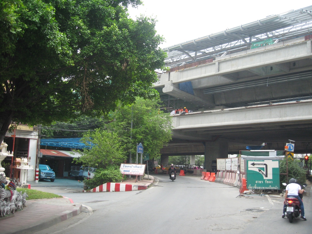 Bangwa MRT station by Panchan Kyaik