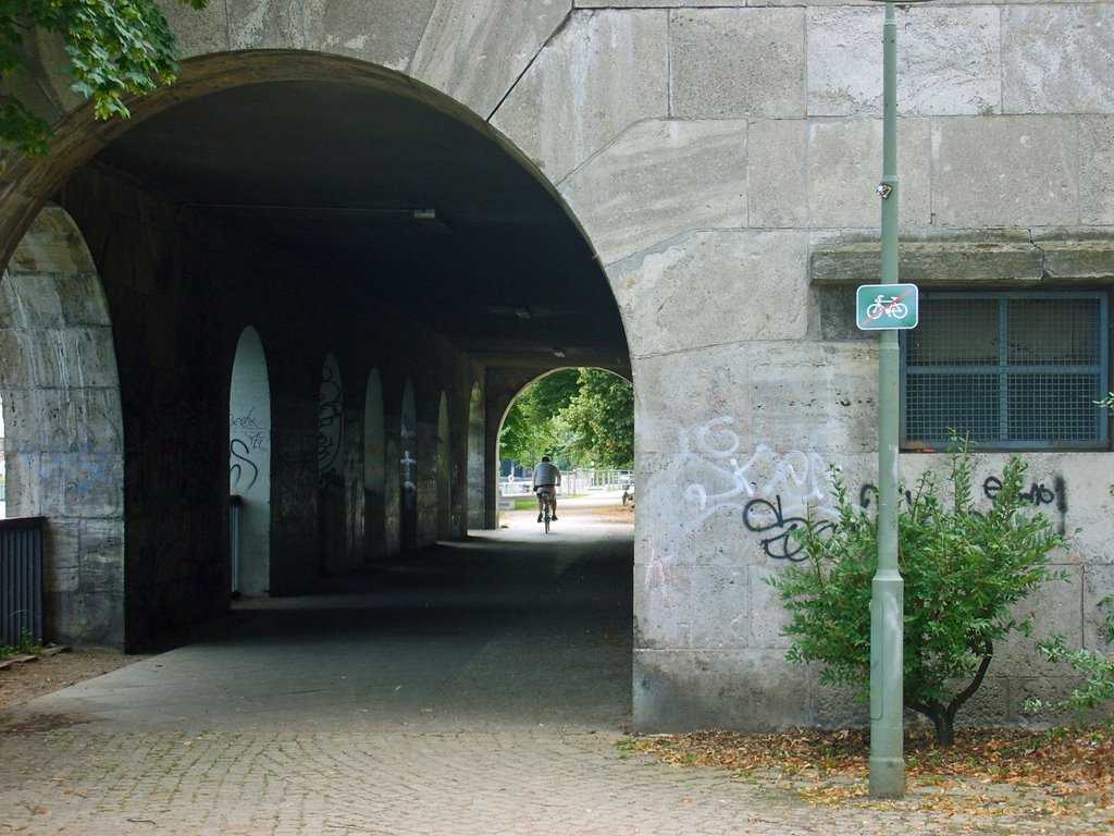 Bikes forbidden down the bridge... by tumblr.tk