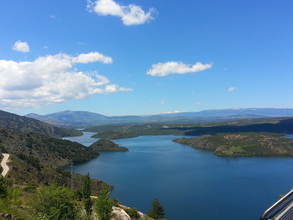 Embalse del Atazar by Pablo Catalina