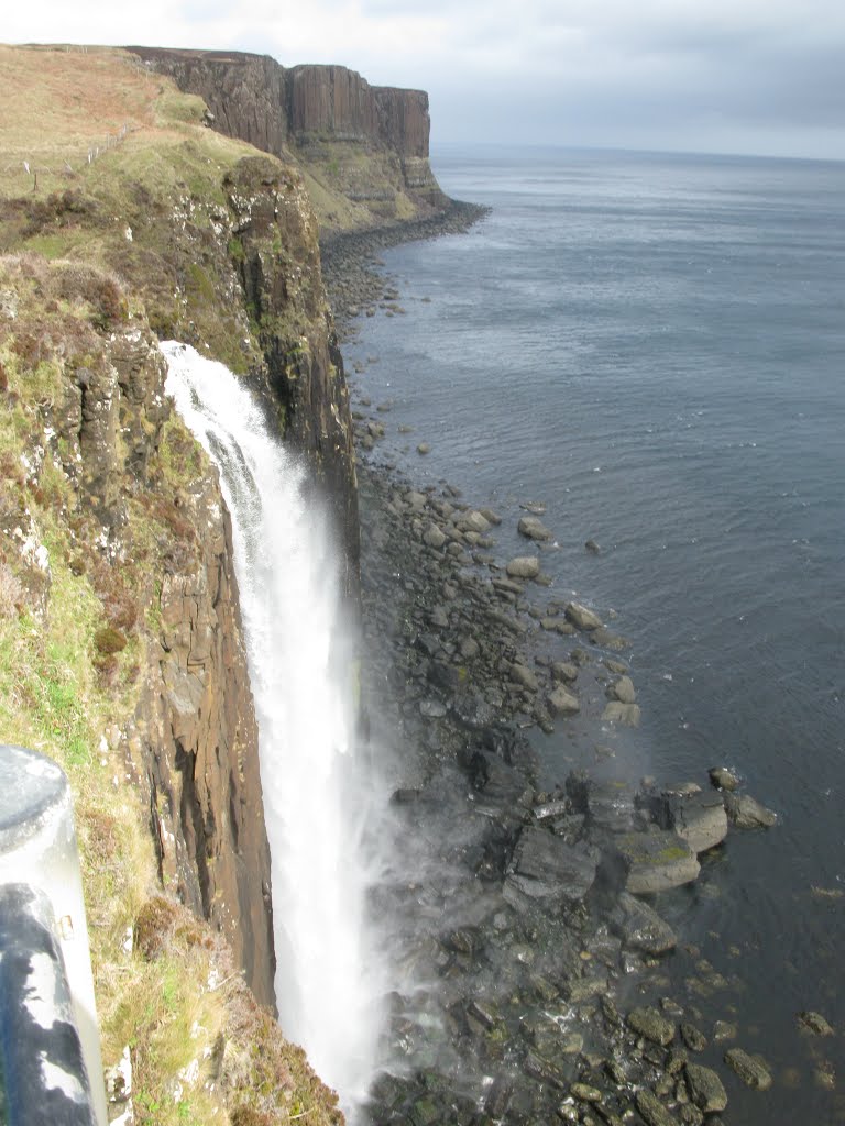 Cascada. Al fondo Kilt Rock. Isla de Skye by Maraz