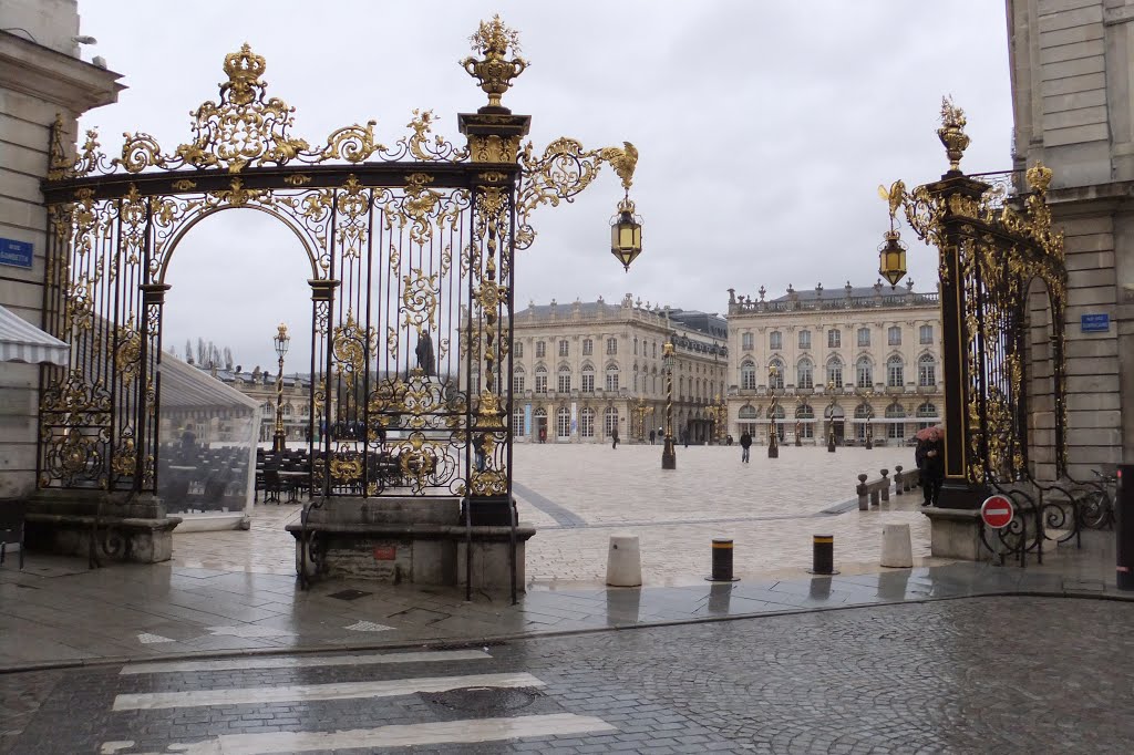 Nancy, Place Stanislas, grilles rehaussées d'or de Jean Lamour entrée par la rue Gambetta by Nidoo