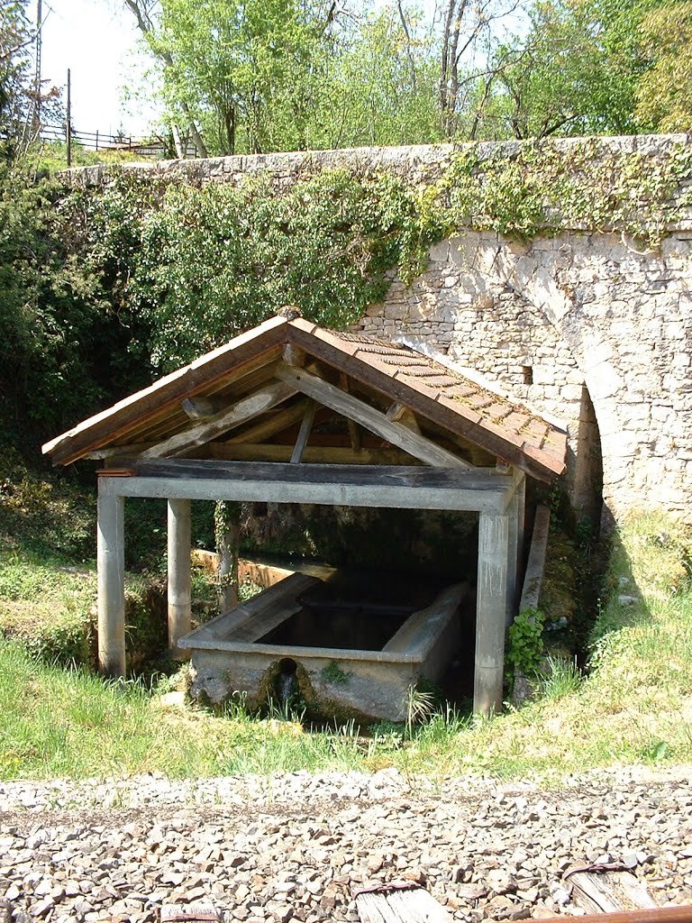 Lavoir à Cadrieu by Yann LESELLIER