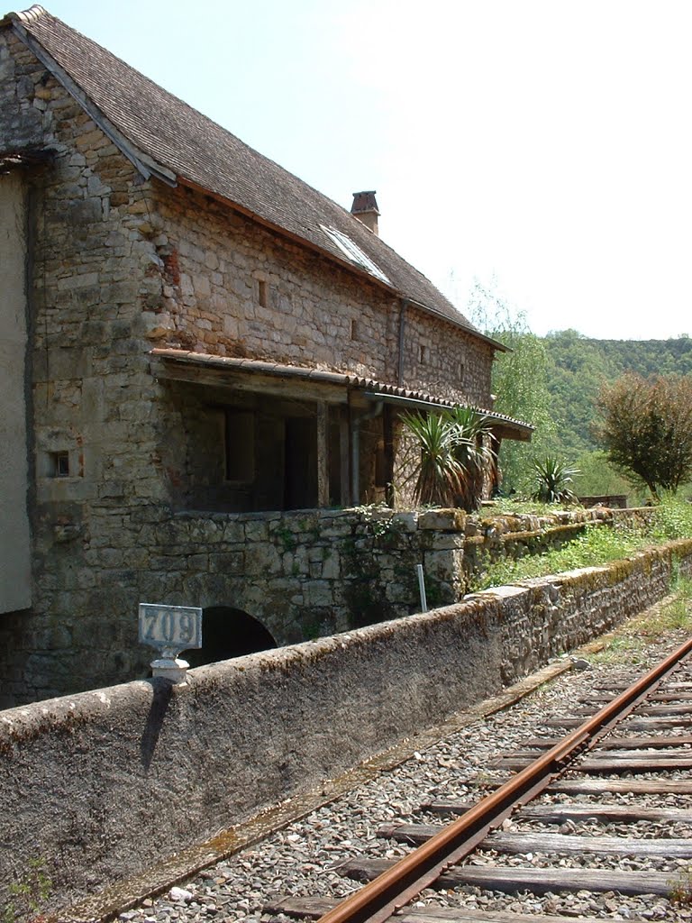 Ancienne demeure au bord de l'ancienne Ligne Cahors-Figeac (Quercy-Rail) à Cadrieu by Yann LESELLIER