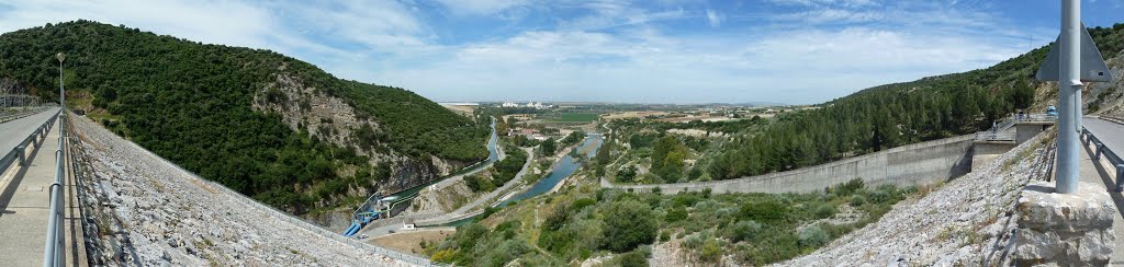 Embalse de Guadalcacín. Aguas abajo. Vista Canal. by Olegario Castillo