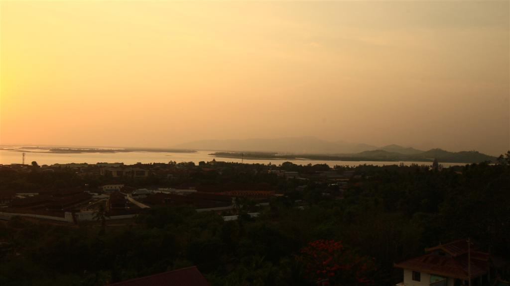 Sunset at Kyaikthanlan Pagoda by sarthit medhasith Su…