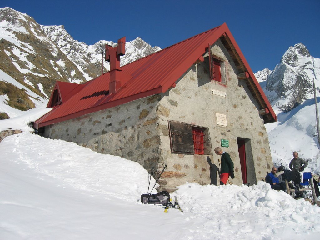 Rifugio Mambretti by Giovanni Malinverni